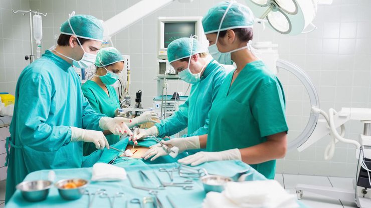 проведение операции врачами в операционной