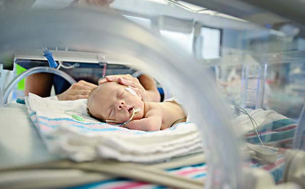 ребенок в кювезе